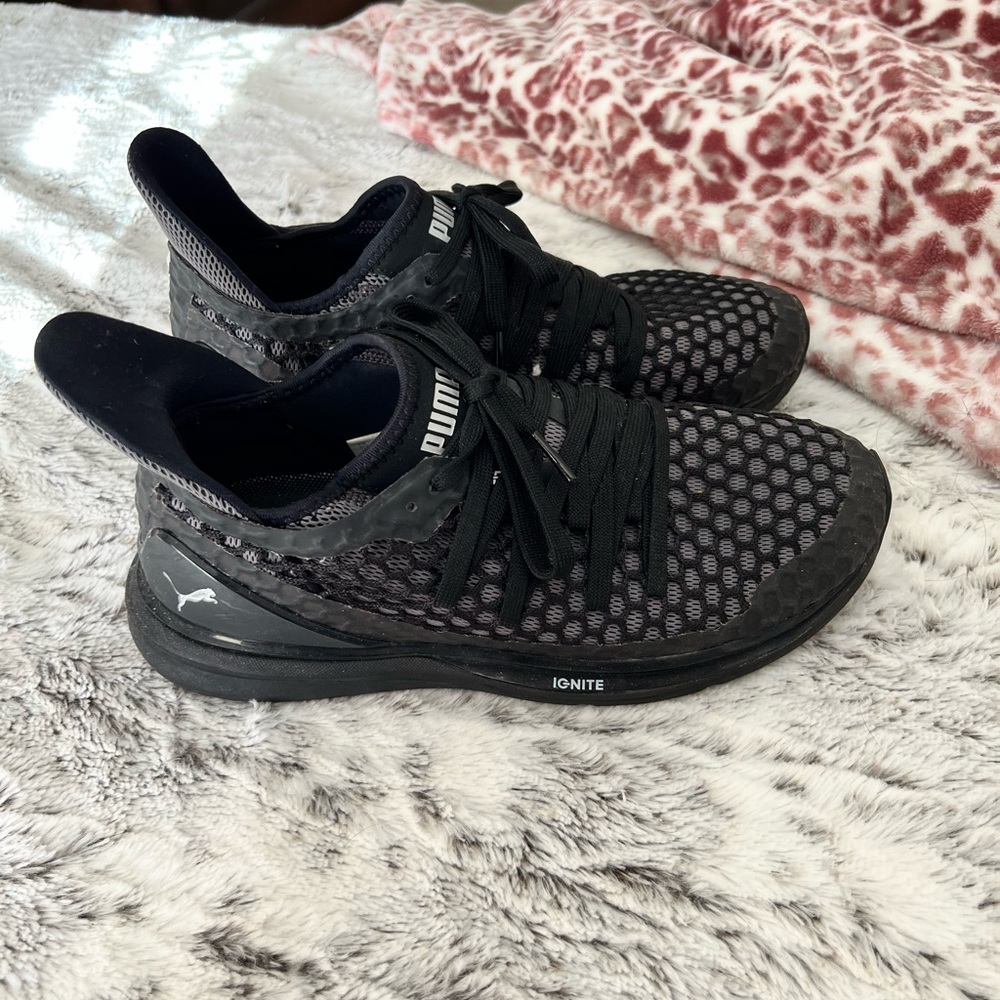 Women’s size 7 Puma Ignite shoes